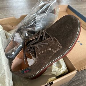 New in box boys Bass lace up suede shoes